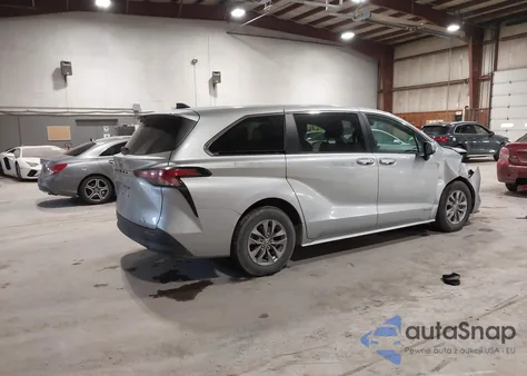 2021 Toyota Sienna Le z USA, uszkodzony, nr VIN 5TDKSKFC8MS036800